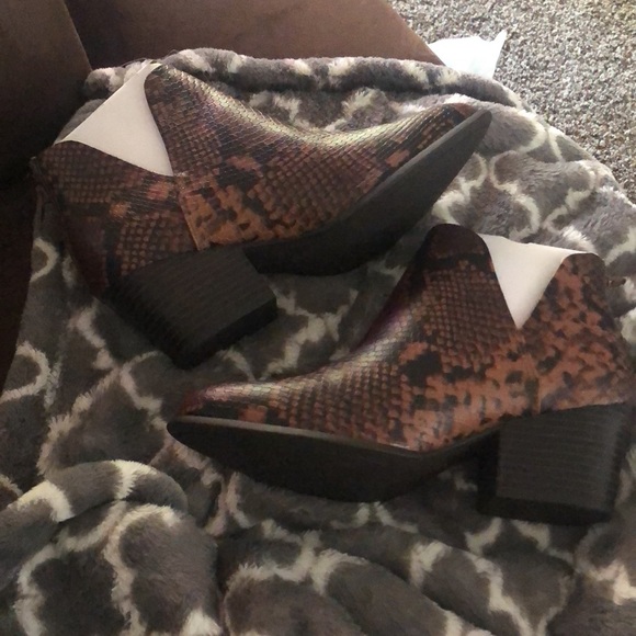 Women's Snakeskin Barb Ankle Boots NEW - Picture 6 of 8